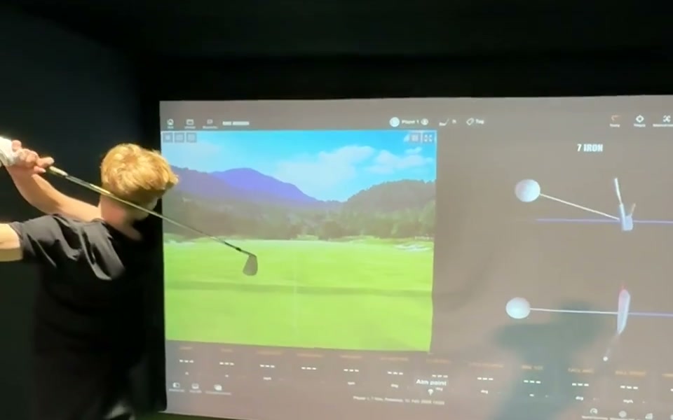 Golfschwung in der Box am TrackMan-Simulator